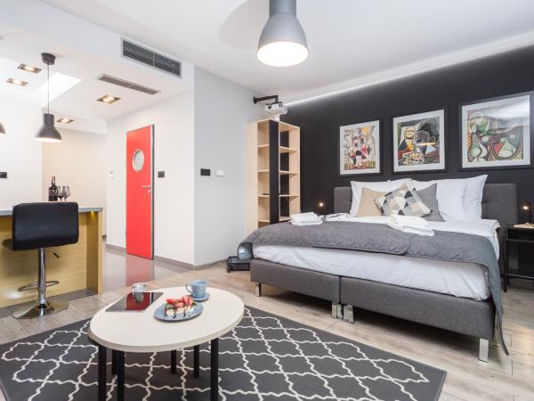 InPoint Apartments G13 near Old Town & Kazimierz : photo 5 de la chambre appartement avec balcon et projecteur