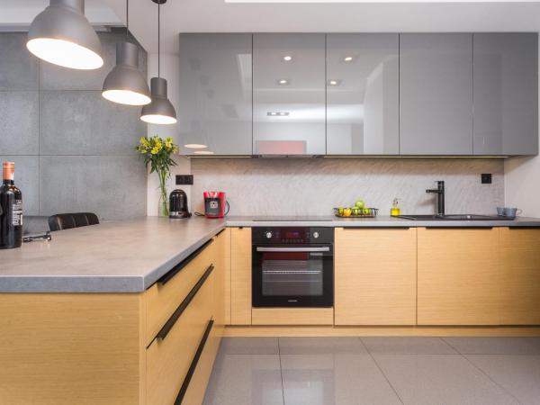 InPoint Apartments G13 near Old Town & Kazimierz : photo 6 de la chambre appartement avec balcon et projecteur