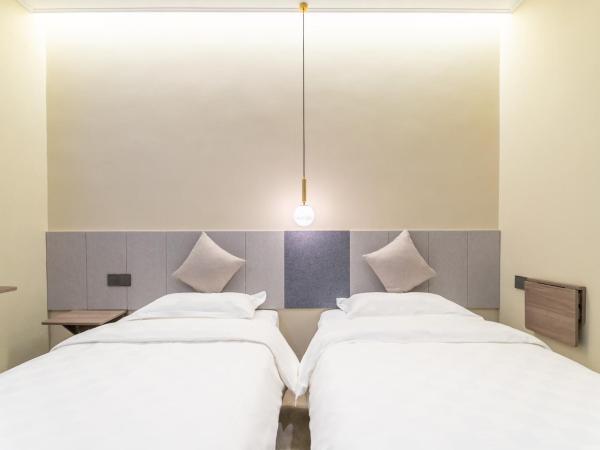 Puzzle Hotel Guangzhou Fenghuang New Village Subway Station : photo 3 de la chambre chambre double avec salle de bains privative