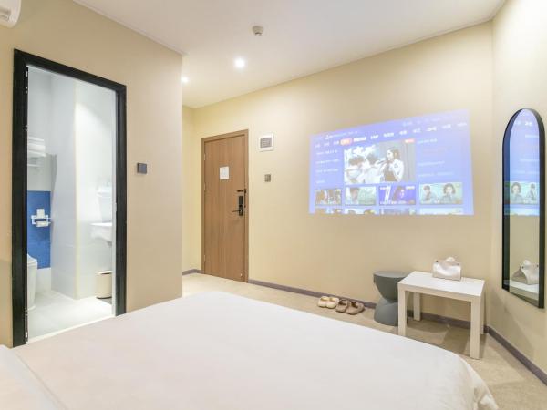 Puzzle Hotel Guangzhou Fenghuang New Village Subway Station : photo 2 de la chambre chambre lit queen-size 