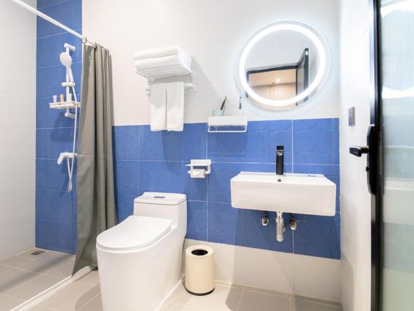 Puzzle Hotel Guangzhou Fenghuang New Village Subway Station : photo 6 de la chambre chambre lit queen-size 