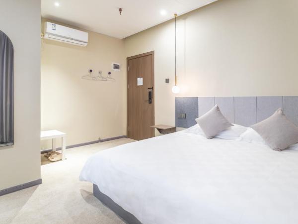 Puzzle Hotel Guangzhou Fenghuang New Village Subway Station : photo 3 de la chambre chambre lit queen-size 