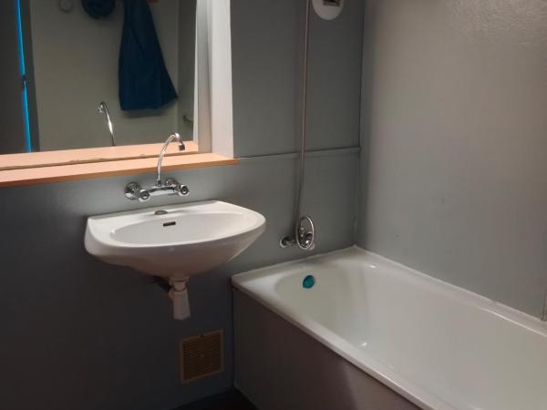 Auberge de Jeunesse HI Boulogne-sur-Mer : photo 9 de la chambre chambre 5 lits avec salle de bains