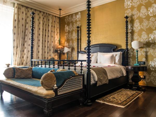 Fairmont Jaipur : photo 2 de la chambre fairmont gold king-non smoking cocktail hours at club lounge, butler on call, 02 pint of beer per room per stay, 20% off on spa,f&b and laundry, evening rituals shaam-e-khaas, happy hours ( buy 1 get 1) at anjum bar on selected beverages