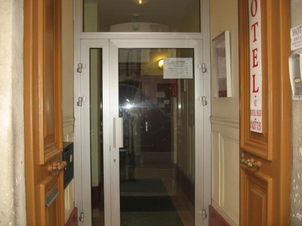 Au Royal Mad : photo 1 de la chambre chambre lits jumeaux avec salle de bains