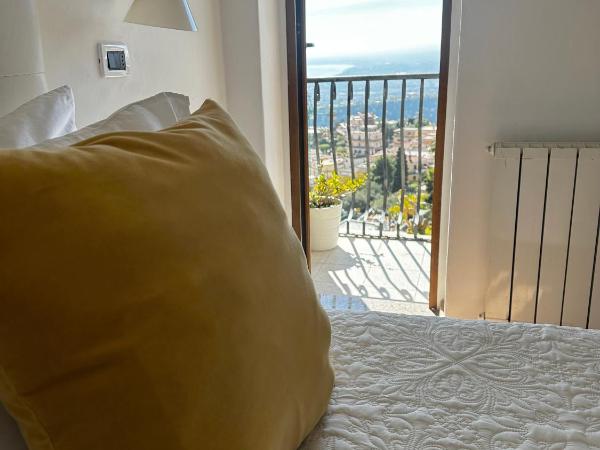 Villa Greta Hotel Rooms & Suites : photo 8 de la chambre chambre double ou lits jumeaux supérieure avec vue sur la montagne et la mer