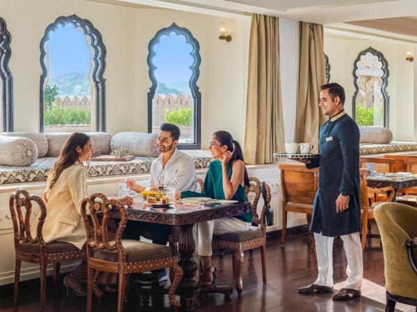 Fairmont Jaipur : photo 6 de la chambre fairmont gold king-non smoking cocktail hours at club lounge, butler on call, 02 pint of beer per room per stay, 20% off on spa,f&b and laundry, evening rituals shaam-e-khaas, happy hours ( buy 1 get 1) at anjum bar on selected beverages