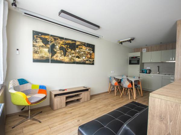 InPoint Apartments G13 near Old Town & Kazimierz : photo 5 de la chambre studio avec balcon et projecteur