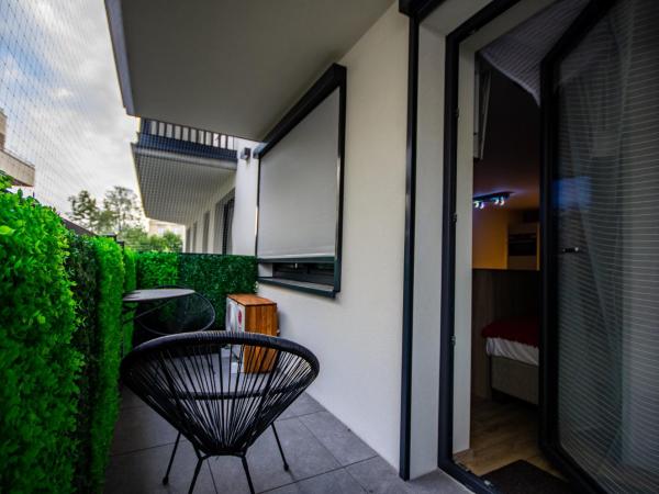 InPoint Apartments G13 near Old Town & Kazimierz : photo 7 de la chambre studio avec balcon et projecteur