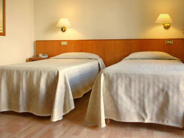 Hotel Plaza : photo 4 de la chambre chambre lits jumeaux