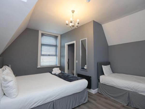 Hotel Anfield : photo 2 de la chambre chambre triple avec salle de bains privative