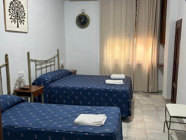 Hostal Almanzor : photo 10 de la chambre chambre triple