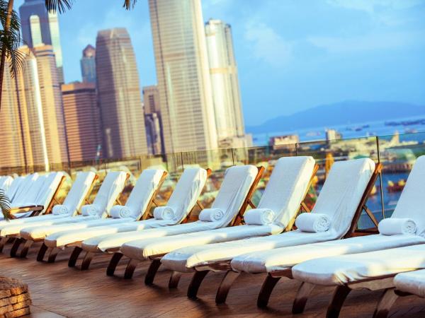 Renaissance Hong Kong Harbour View Hotel : photo 1 de la chambre chambre lit queen-size - vue sur jardin