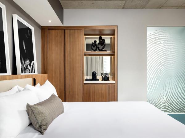 Humaniti Hotel Montreal, Autograph Collection : photo 2 de la chambre chambre king de luxe corner