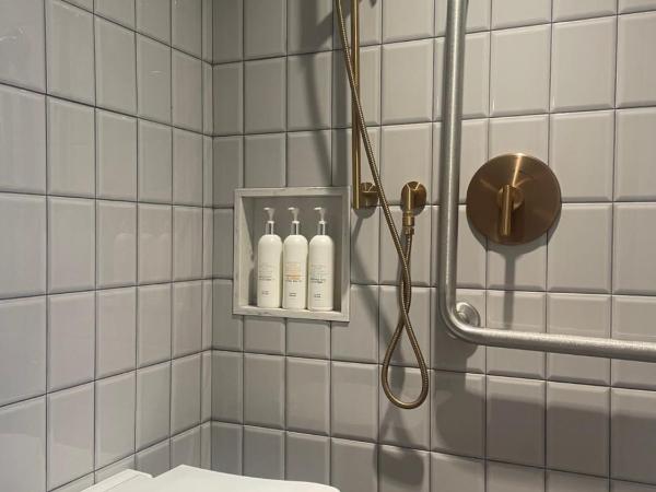 Kimpton Saint George Hotel, an IHG Hotel : photo 1 de la chambre chambre lit king-size avec douche accessible en fauteuil roulant - non-fumeurs