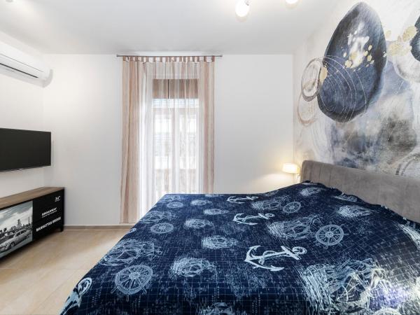 Apartments & Rooms Kolovare Beach : photo 1 de la chambre chambre double premium