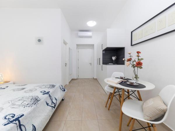 Apartments & Rooms Kolovare Beach : photo 3 de la chambre chambre double confort