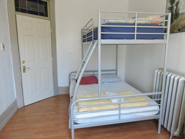 St. Clair Hotel Hostel : photo 3 de la chambre chambre triple avec salle de bains commune