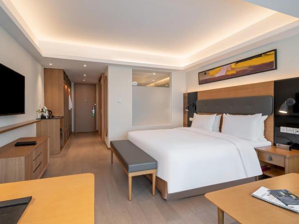 Holiday Inn Shanghai Hongqiao Central, an IHG Hotel : photo 2 de la chambre chambre lit king-size premium avec baignoire