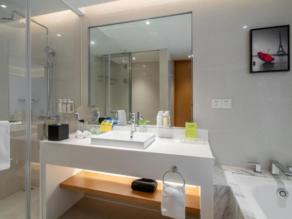 Holiday Inn Shanghai Hongqiao Central, an IHG Hotel : photo 5 de la chambre chambre lit king-size premium avec baignoire
