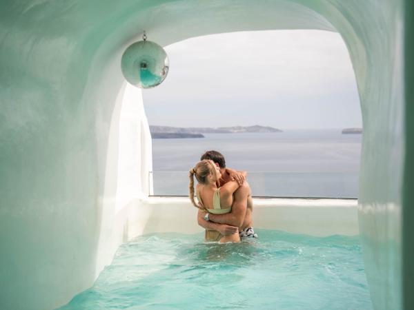 Sophia Oia View : photo 3 de la chambre suite grotte supérieure avec petite piscine semi-couverte - vue sur caldeira