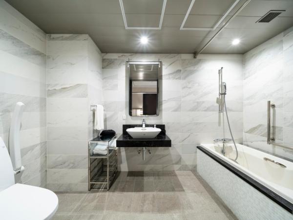 KOKO HOTEL Premier Nihonbashi Hamacho : photo 5 de la chambre chambre lits jumeaux - accessible aux personnes à mobilité réduite - non-fumeurs