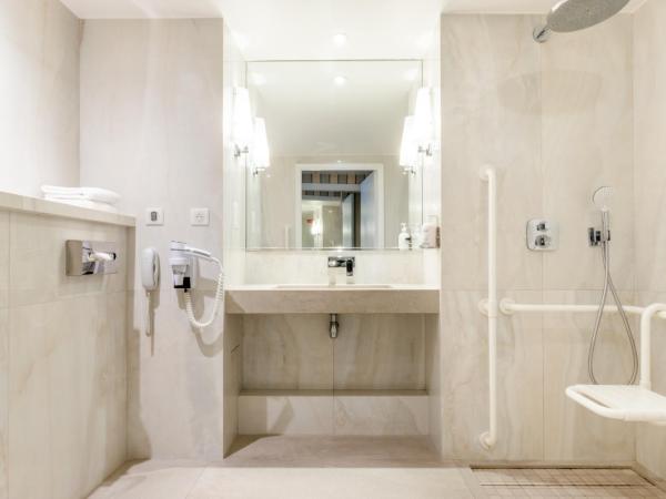 Holiday Inn Nice - Port St Laurent, an IHG Hotel : photo 10 de la chambre standard twin room with balcony and city view - disability access