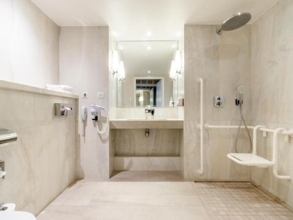 Holiday Inn Nice - Port St Laurent, an IHG Hotel : photo 10 de la chambre chambre lits jumeaux standard avec balcon - vue sur ville