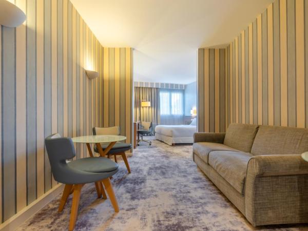 Holiday Inn Nice - Port St Laurent, an IHG Hotel : photo 2 de la chambre standard double room with sofa bed and city view