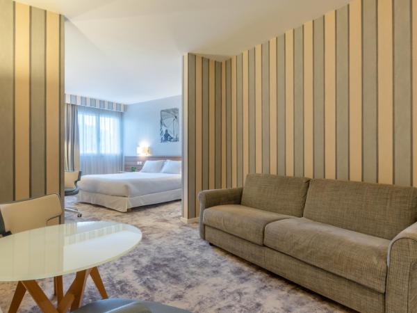 Holiday Inn Nice - Port St Laurent, an IHG Hotel : photo 3 de la chambre standard double room with sofa bed and city view
