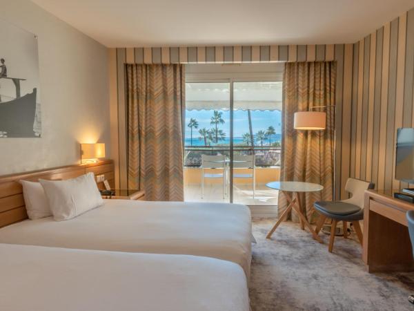 Holiday Inn Nice - Port St Laurent, an IHG Hotel : photo 2 de la chambre premium double room with two double beds, balcony and sea view