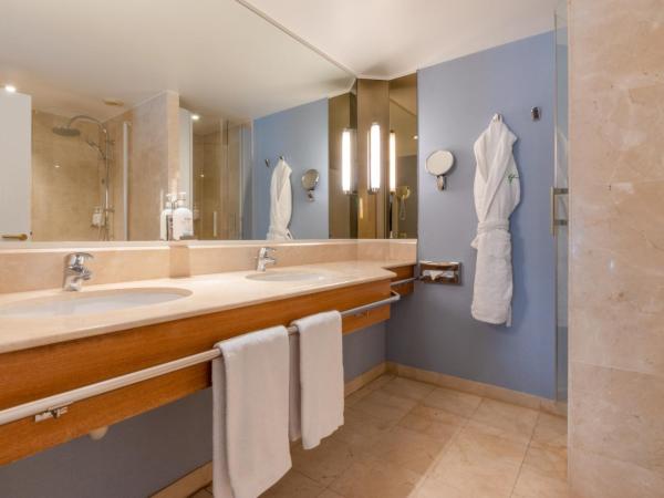 Holiday Inn Nice - Port St Laurent, an IHG Hotel : photo 6 de la chambre suite lit king-size avec balcon - vue sur mer