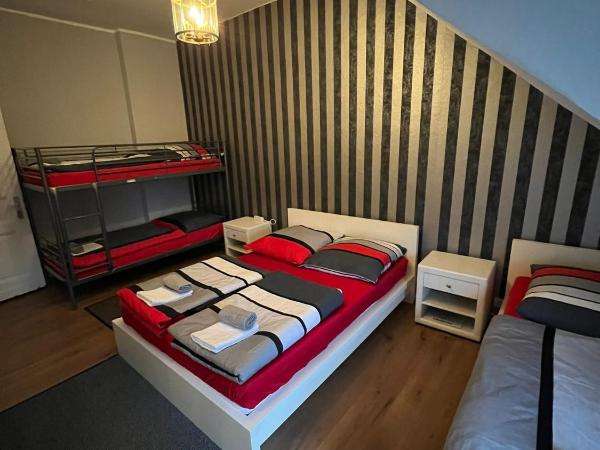 Adam's Hostel - Self Check-In & Only Private Rooms : photo 1 de la chambre chambre familiale