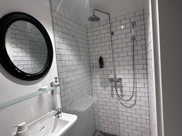 Heart House Guesthouse : photo 6 de la chambre chambre double avec salle de bains privative