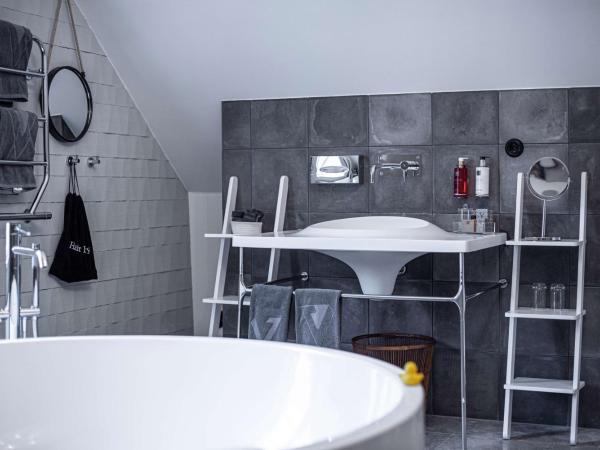 V Hotel Helsingborg; BW Premier Collection : photo 8 de la chambre suite lit king-size avec baignoire