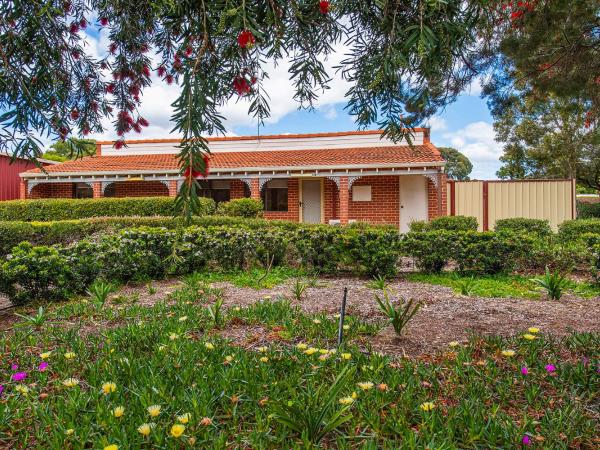 Banksia Tourist Park : photo 1 de la chambre deluxe family chalet (sleeps 8) - non pet friendly