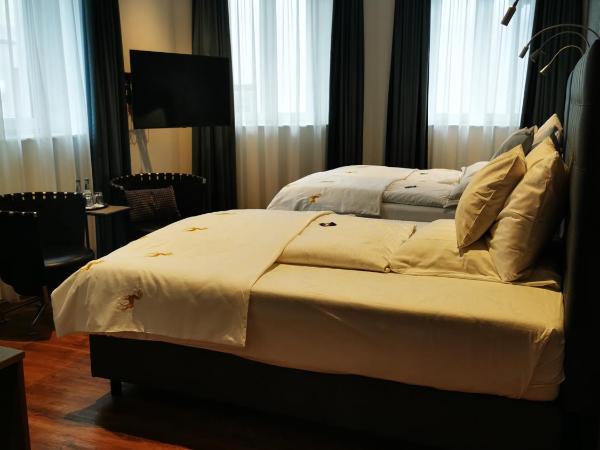 H23 Hotel Stuttgart : photo 2 de la chambre chambre double ou lits jumeaux avec salle de bains