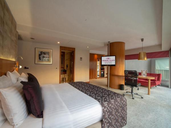 Crowne Plaza Istanbul Harbiye, an IHG Hotel : photo 3 de la chambre suite junior lit king-size - accès au salon