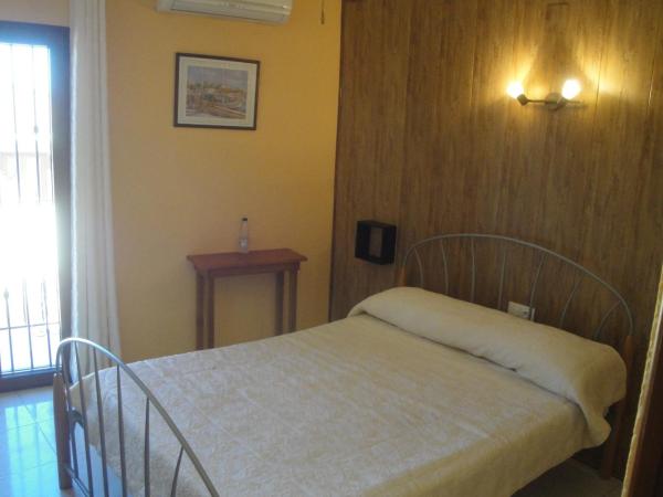 Hostal Cristina : photo 1 de la chambre chambre double ou lits jumeaux