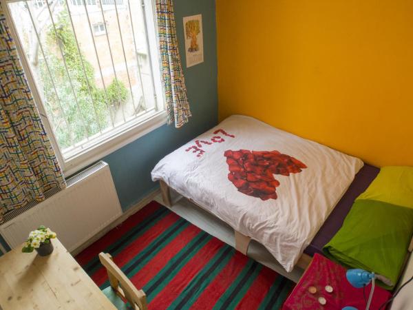 Shantihome : photo 6 de la chambre chambre double avec salle de bains commune