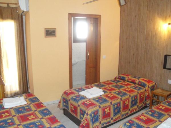 Hostal Cristina : photo 2 de la chambre chambre triple