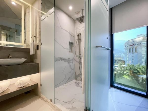 Safi Royal Luxury Metropolitan : photo 3 de la chambre chambre lit king-size - vue sur montagne