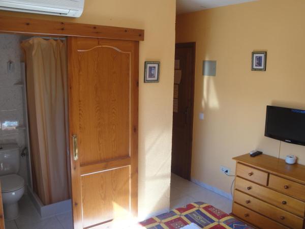 Hostal Cristina : photo 3 de la chambre chambre triple