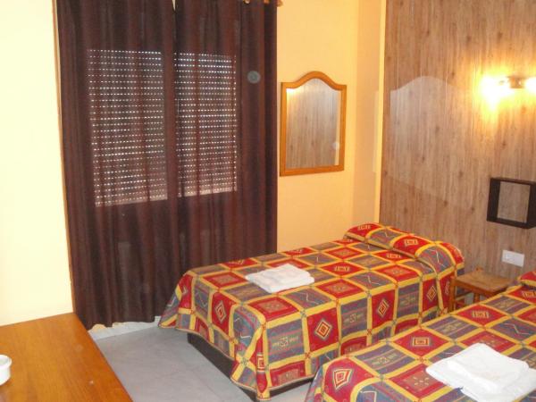 Hostal Cristina : photo 3 de la chambre chambre double ou lits jumeaux
