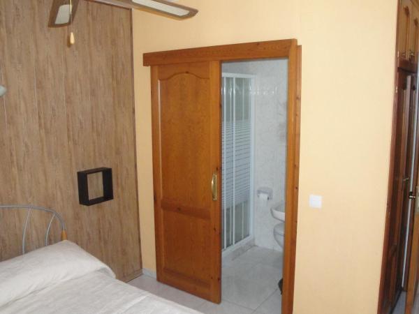 Hostal Cristina : photo 4 de la chambre chambre double ou lits jumeaux