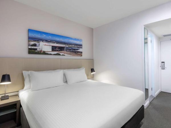 Travelodge Hotel Sydney Airport : photo 1 de la chambre chambre lit king-size