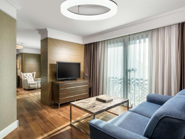 Radisson Blu Hotel, Istanbul Sisli : photo 3 de la chambre suite junior avec accès au salon - vue sur ville