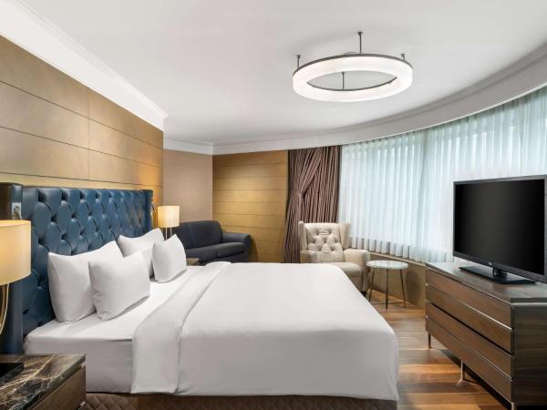 Radisson Blu Hotel, Istanbul Sisli : photo 1 de la chambre suite panoramique avec accès au salon - vue sur ville