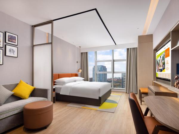 Home2 Suites By Hilton Wuhan Xudong : photo 1 de la chambre chambre lit king-size deluxe