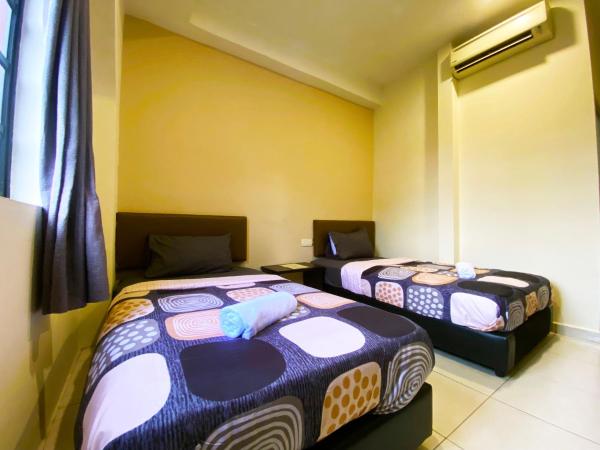 Ze Xiang Hotel - Desa Jaya Ikea Self Check in : photo 2 de la chambre chambre lits jumeaux avec salle de bains